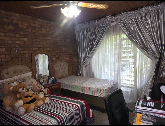 5 BEDROOM HOUSE FOR SALE IN FLORA PARK